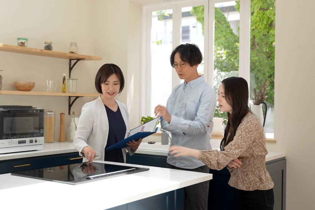 注文住宅のモデルハウスで見学ポイントを確認する家族