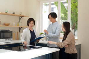 注文住宅のモデルハウスで見学ポイントを確認する家族