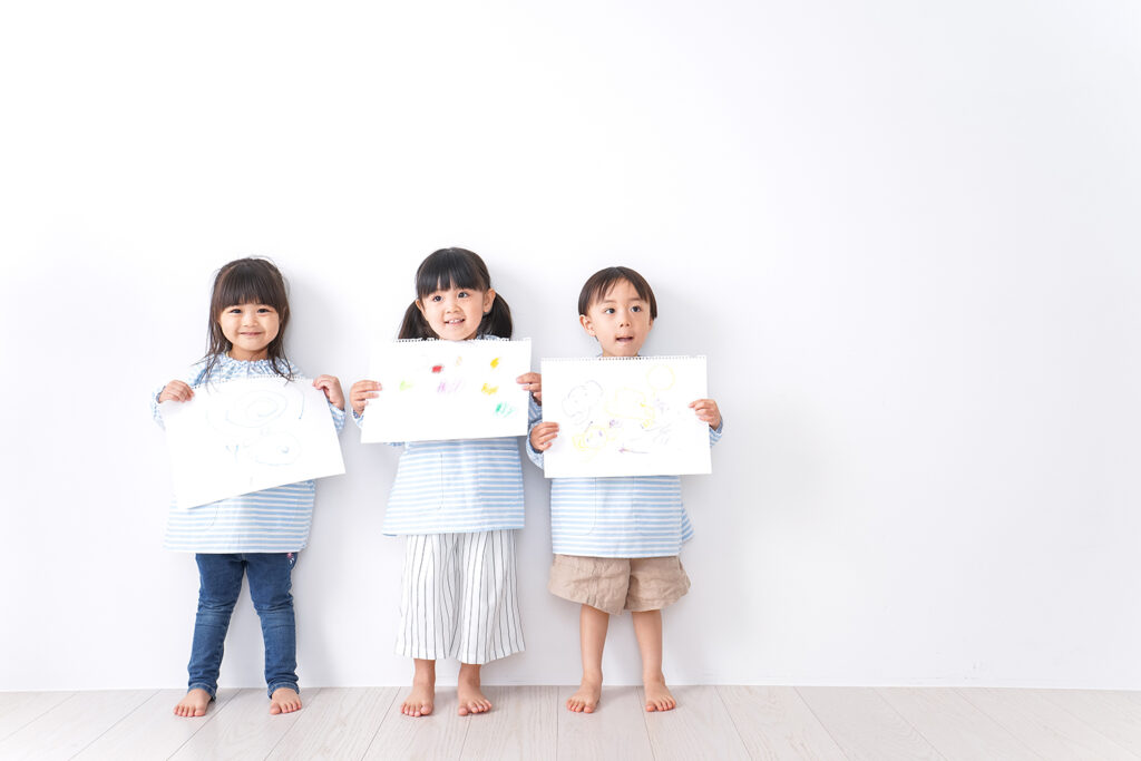 custom-home-layout-storage-kids-artwork-keepsakes | アップルホーム 注文住宅の間取りと収納を考えながら子どもの作品と思い出の品を整理する家族