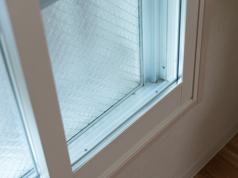 LIXIL内窓「インプラス」設置後の窓枠。二重窓で断熱性と結露対策を高めるイメージ