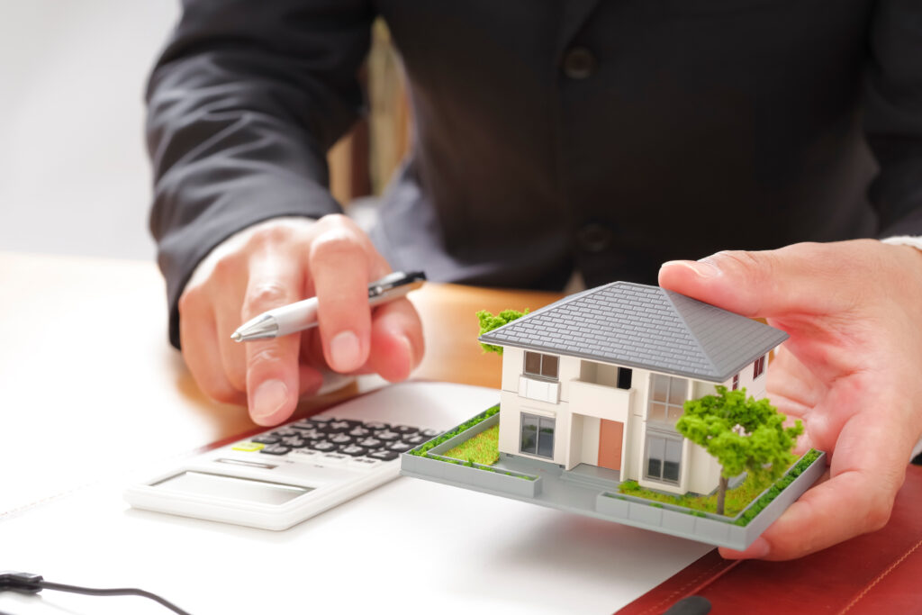 注文住宅の見積書を見ながら総額を確認する夫婦