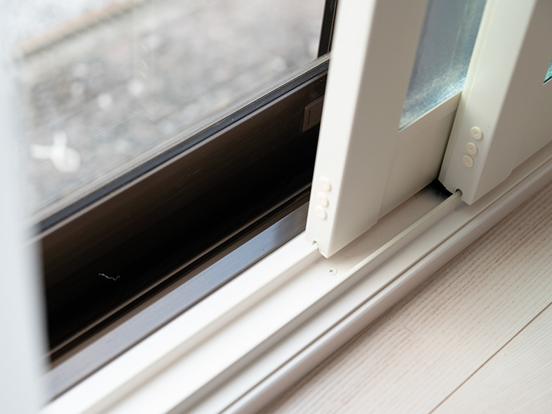 LIXILの内窓「インプラス」（Mサイズ）設置イメージ。窓枠に取り付けた二重窓のレール部分