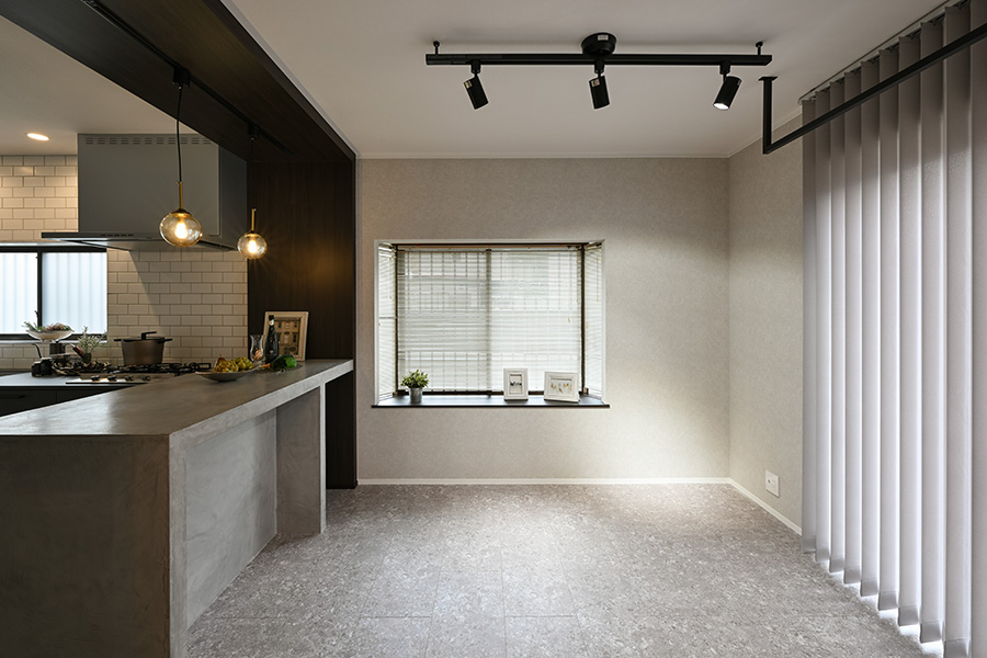 断熱リフォームで快適になったリビングの施工イメージ（窓まわりの断熱で室内環境を改善）