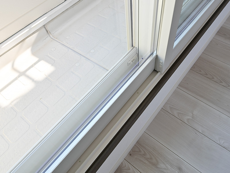 LIXIL 内窓「インプラス」（Lサイズ）の設置イメージ。大きな窓の室内側に内窓を追加した様子