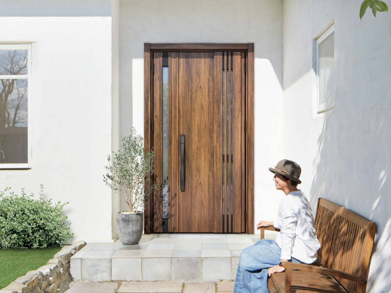 LIXIL 断熱玄関ドア「リシェント」の施工イメージ（木目調の玄関）