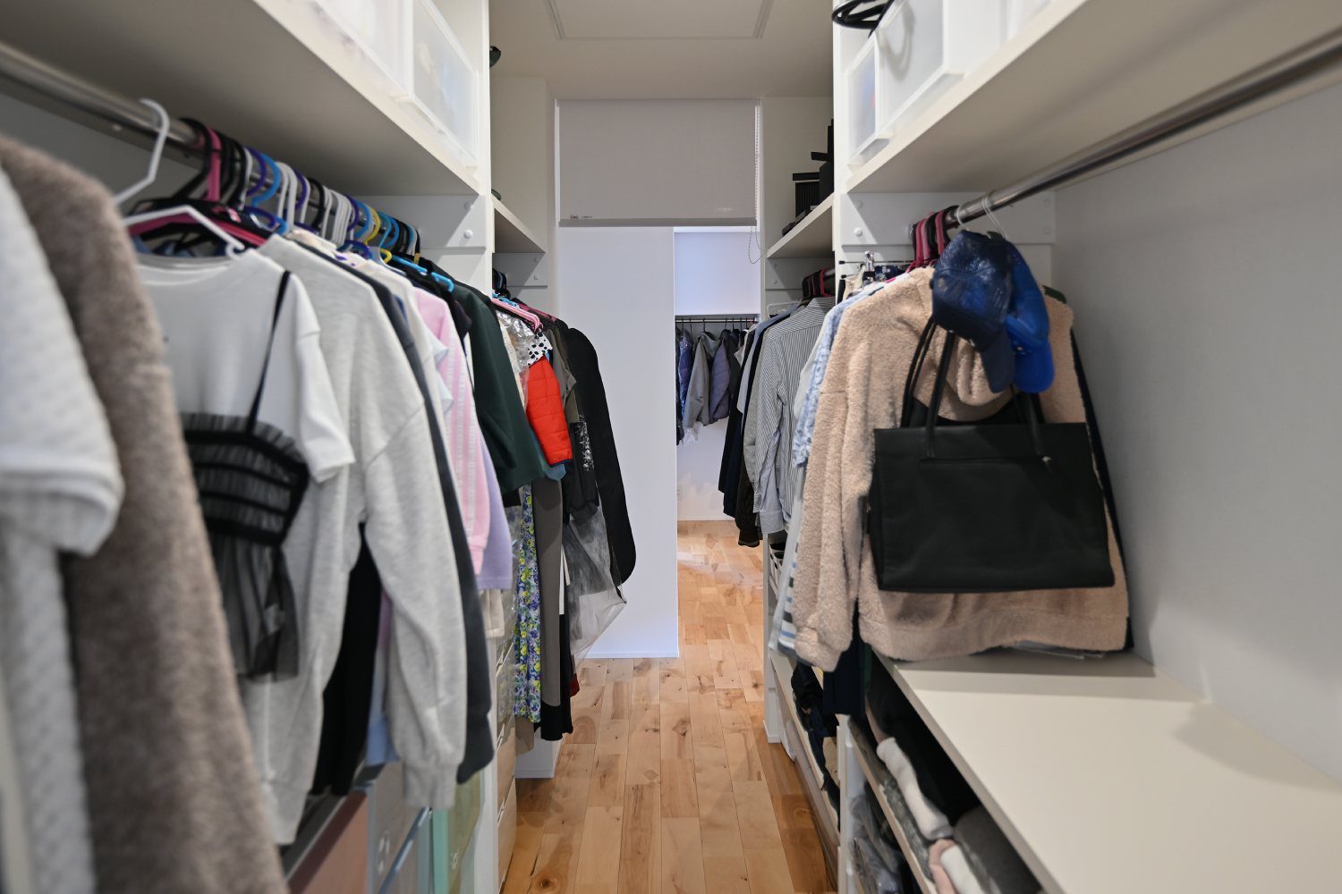 R+houseのウォークスルークローゼット|両側収納で通り抜けできる平屋の収納空間