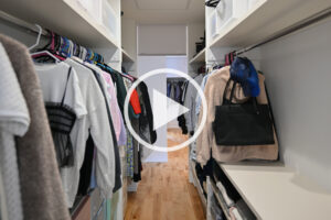 R+houseのウォークスルークローゼット|両側収納で通り抜けできる平屋の収納空間