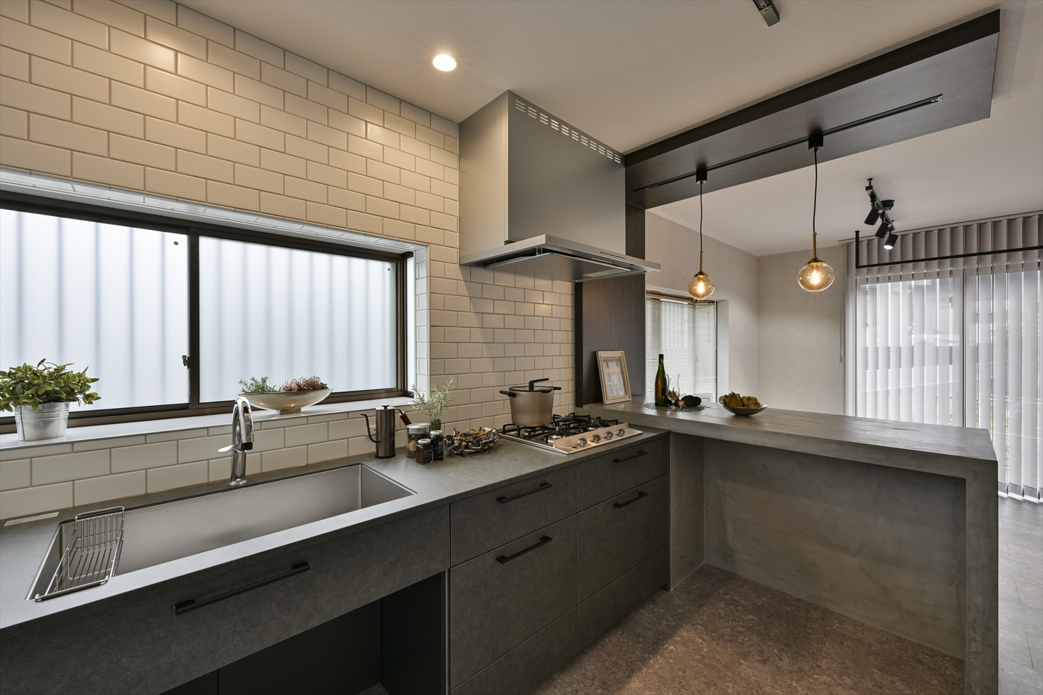 ブラックとグレーでまとめたリノベーション後のモダンキッチン