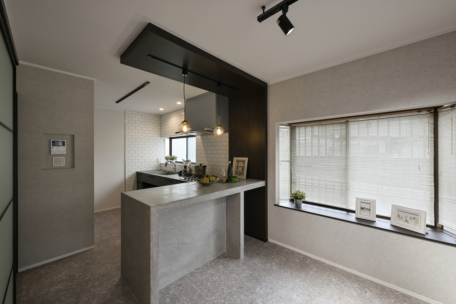 モールテックス仕上げのカウンターが印象的なリノベーション後のキッチン