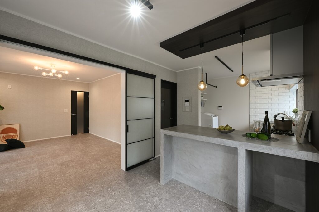 renovation-ldk-open-kitchen-modern | アップルホーム オープンキッチンとリビングがつながるリノベーション後のLDK