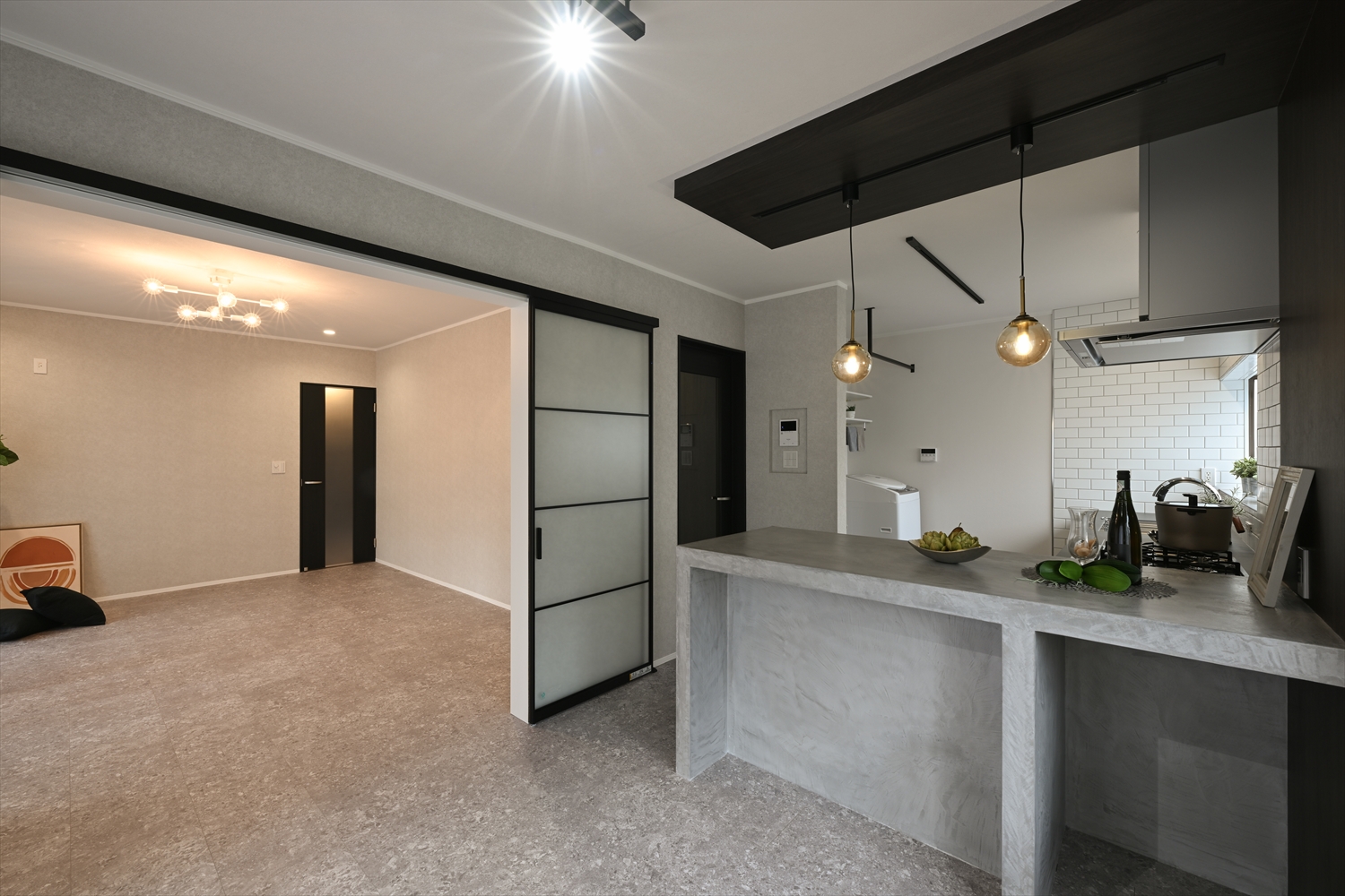 オープンキッチンとリビングがつながるリノベーション後のLDK