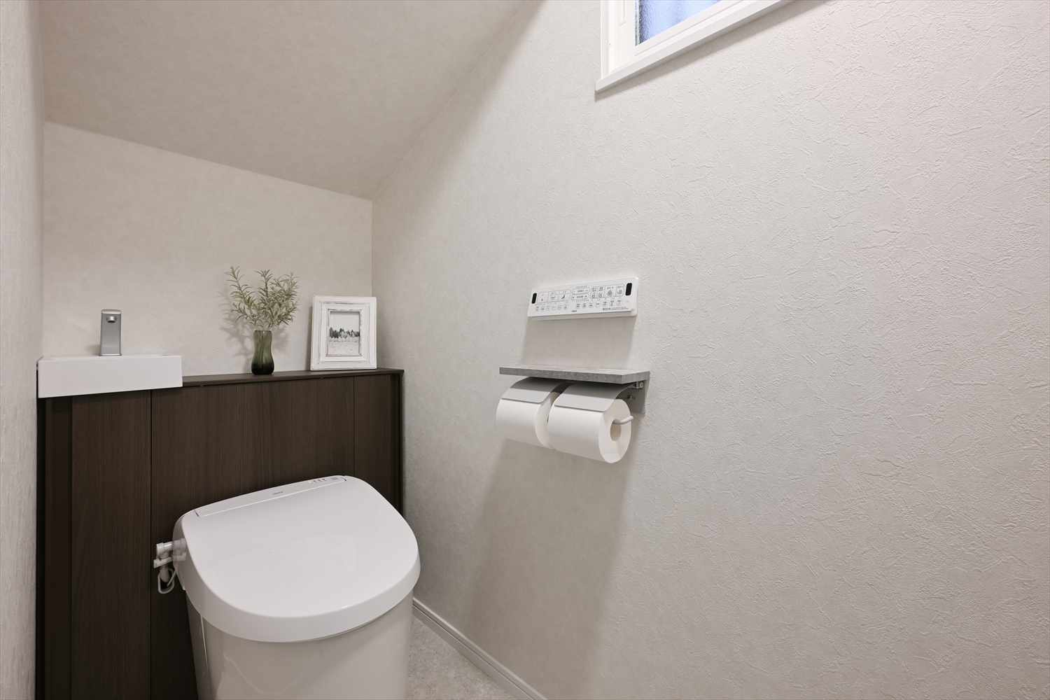 落ち着いた内装で仕上げたリノベーション後のトイレ空間