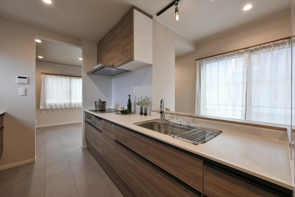 sayama-renovation-2f-kitchen | アップルホーム 狭山市のリノベーション後の2階キッチンとLDKのつながり