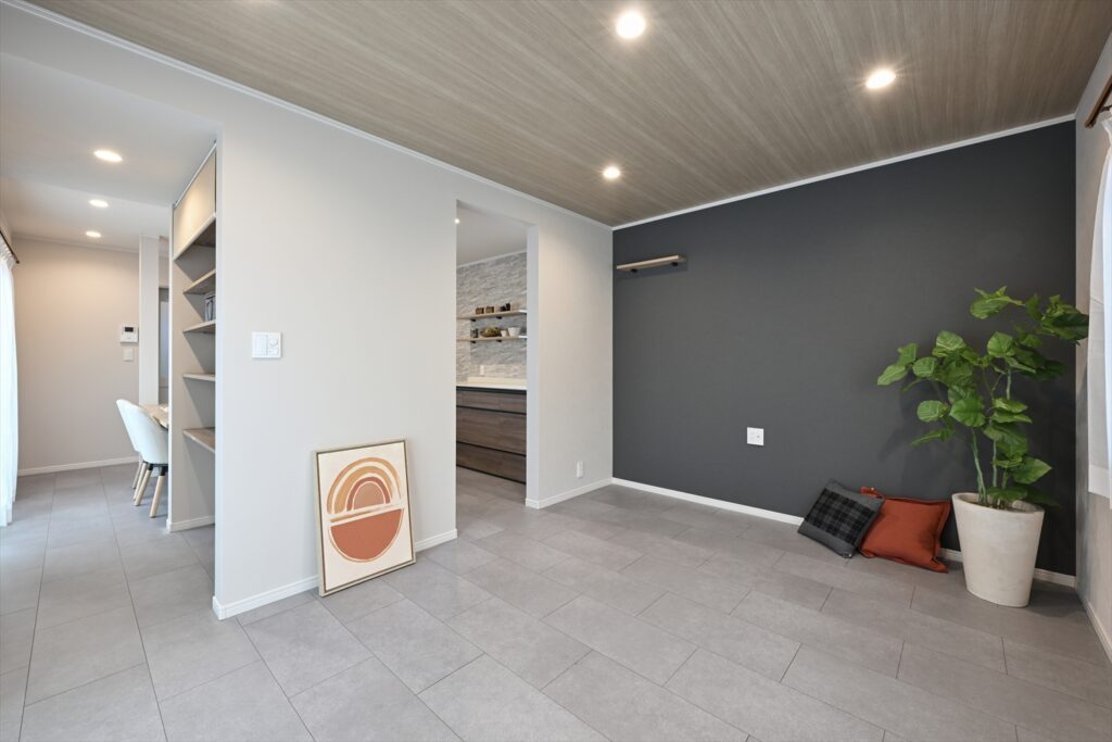 sayama-renovation-2f-living-accent-wall | アップルホーム 狭山市のリノベーション後の2階リビングとアクセントクロス