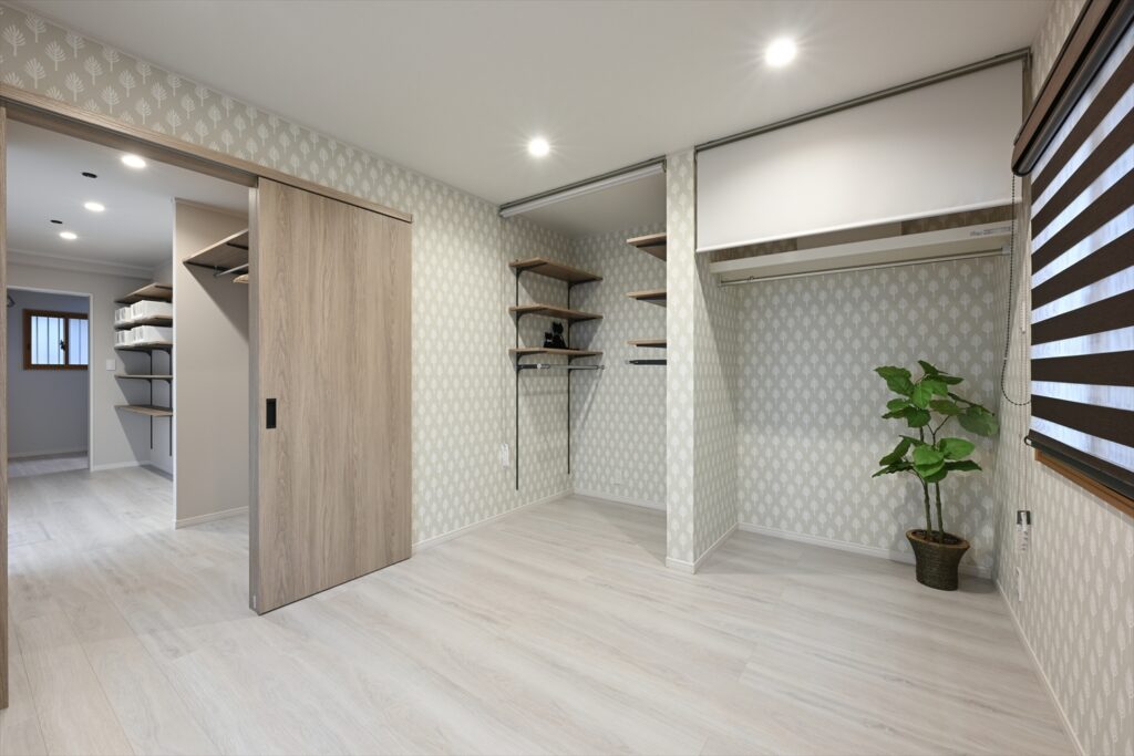 sayama-renovation-bedroom-closet | アップルホーム 狭山市のリノベーション後の寝室クローゼット収納