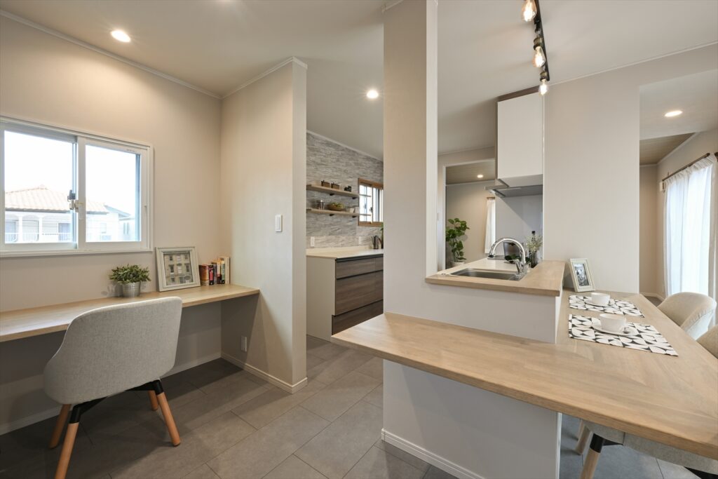 sayama-renovation-dining-counter-workspace | アップルホーム 狭山市のリノベーション後のダイニングカウンターとワークスペース