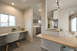 狭山市のリノベーション後のダイニングカウンターとワークスペース