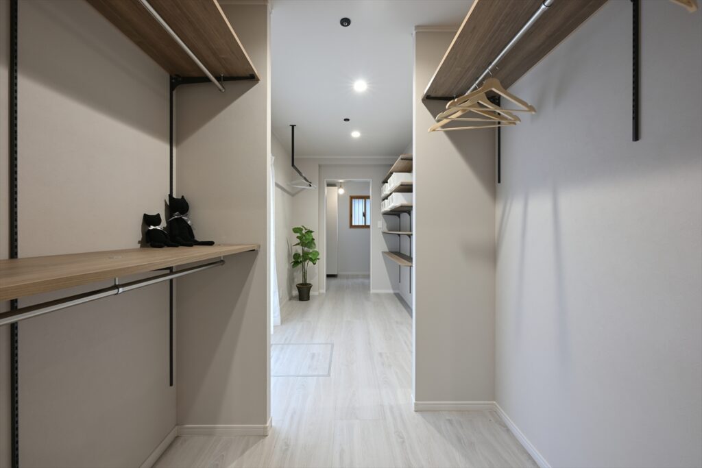 sayama-renovation-family-closet-walkthrough | アップルホーム 狭山市のリノベーション後のウォークスルー型ファミリークローゼット