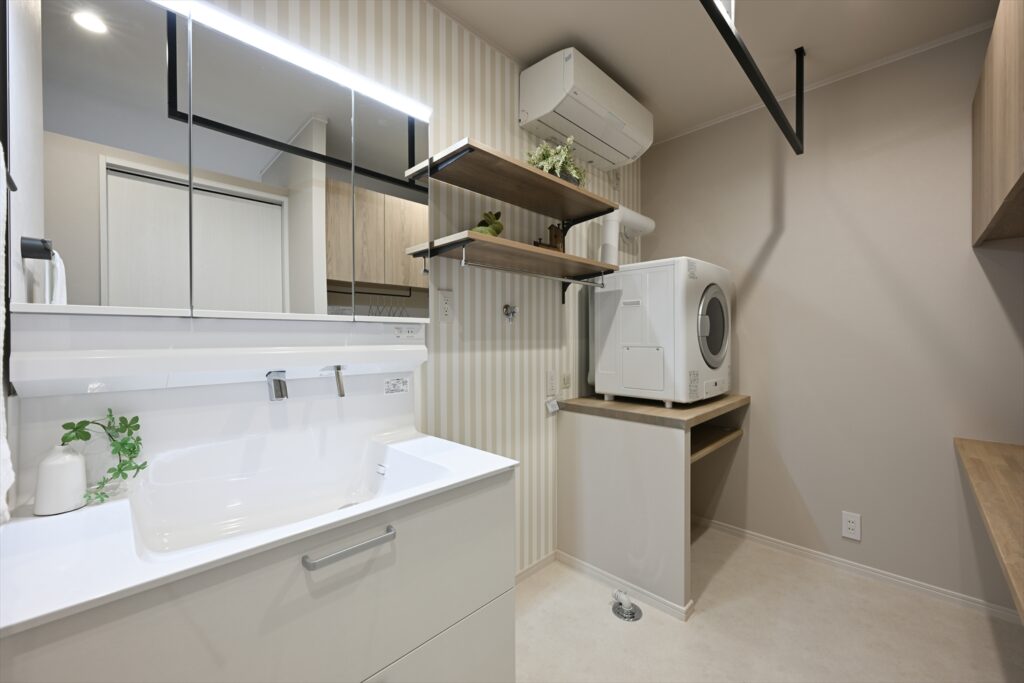 sayama-renovation-laundry-room-storage | アップルホーム 狭山市のリノベーション後の洗面ランドリールームと収納棚