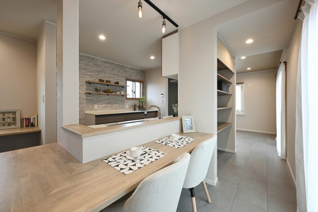 sayama-renovation-open-kitchen-dining-counter | アップルホーム 狭山市のリノベーション後の対面キッチンとダイニングカウンター
