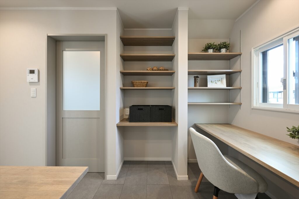 sayama-renovation-workspace-open-shelf | アップルホーム 狭山市のリノベーション後の2階LDKに設けたワークスペースと可動棚