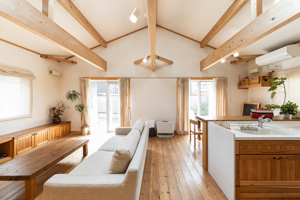 吹き抜けを使わずに開放感を出した勾配天井のLDK