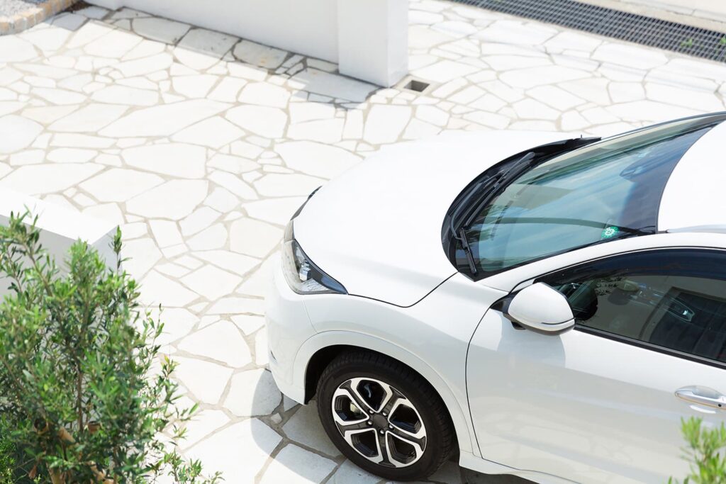 前面道路の幅員と駐車しやすさを現地で確認する様子。