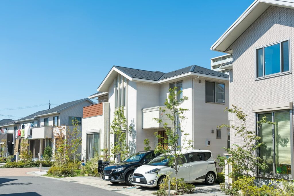 平屋と2階建てで必要な建物配置と駐車計画を比較する敷地イメージ