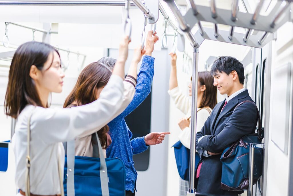 注文住宅の土地選びで駅近と郊外を比較する子育て家族