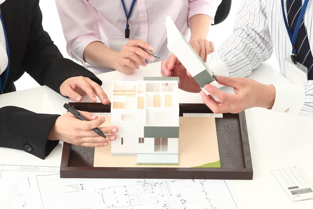 売地購入前に建物配置を確認している打ち合わせ風景
