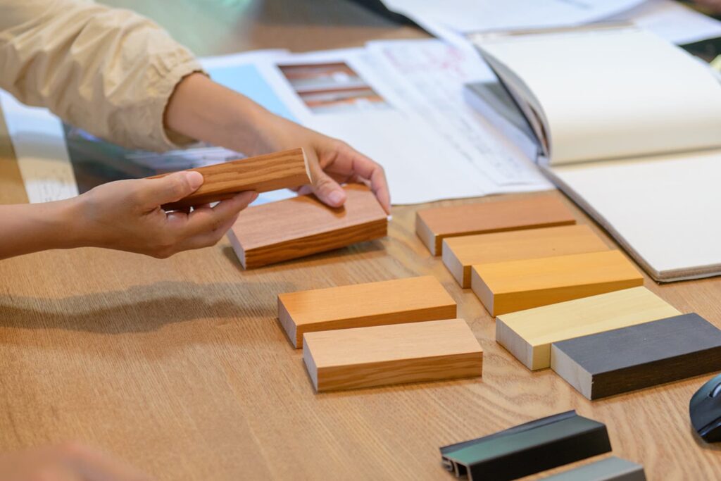 新築注文住宅の仕様変更を打ち合わせする様子