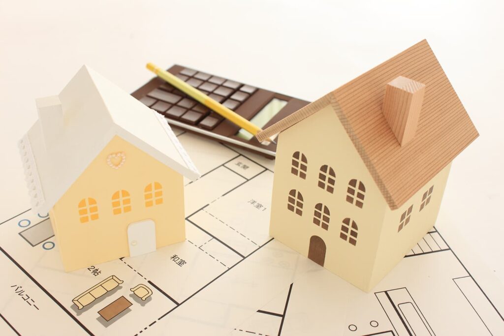 駅近と郊外の土地を比較し注文住宅の資金計画を相談する家族