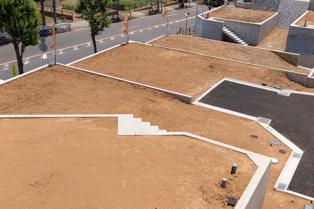 前面道路や高低差を現地確認する土地探しの様子