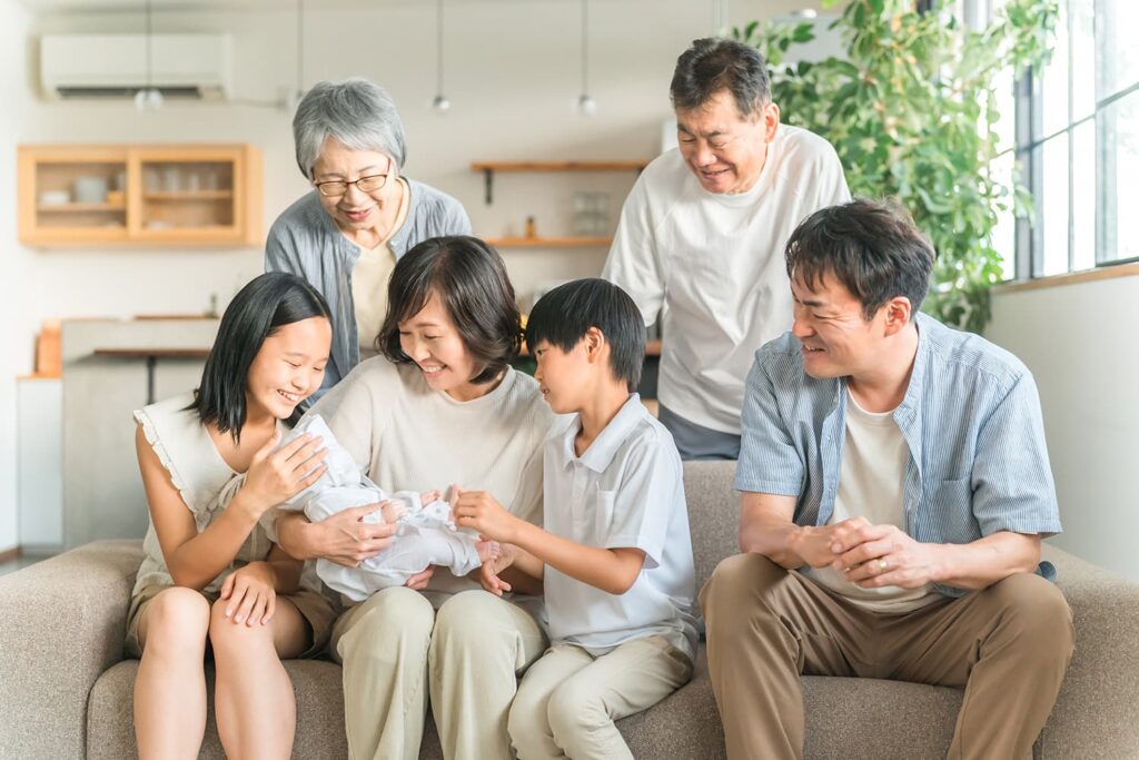 二世帯住宅の方向性を家族で相談する様子