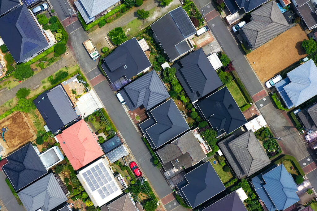 現地確認や高低差確認の写真 | アップルホーム 土地の高低差や前面道路を現地で確認する様子