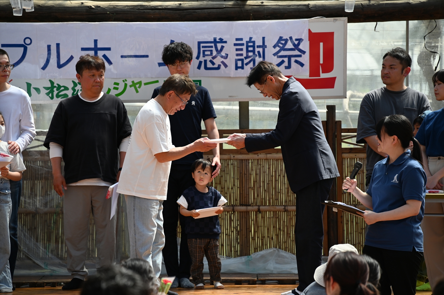 アンバサダー感謝祭で感謝を込めた表彰を行う様子