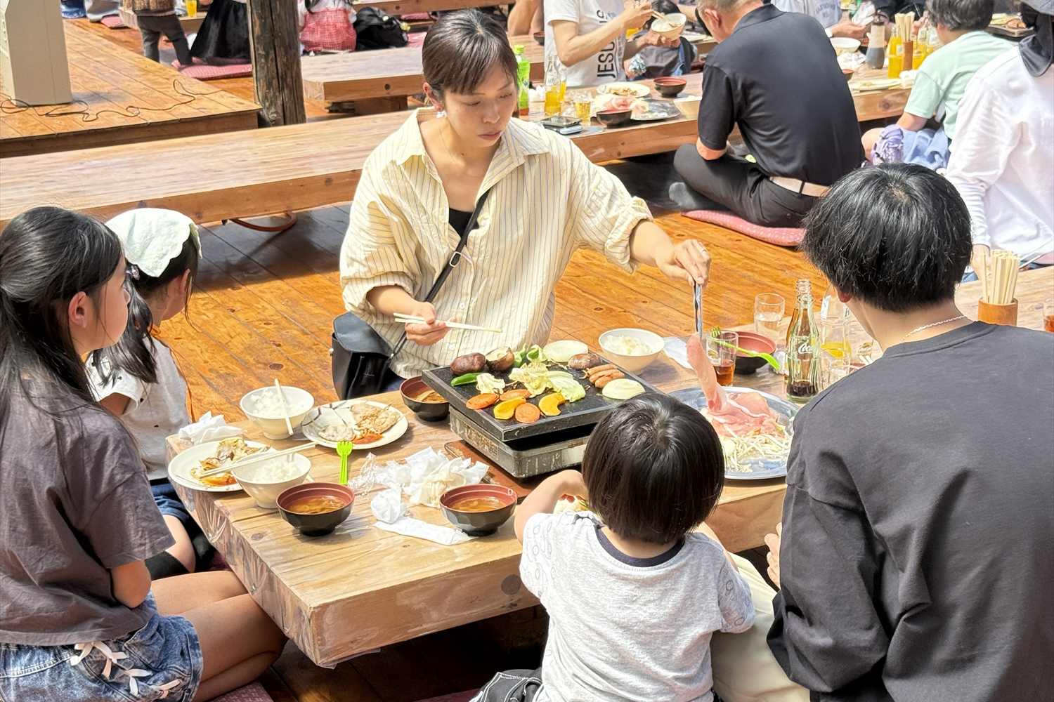 アンバサダー感謝祭で溶岩バーベキューを楽しむ様子