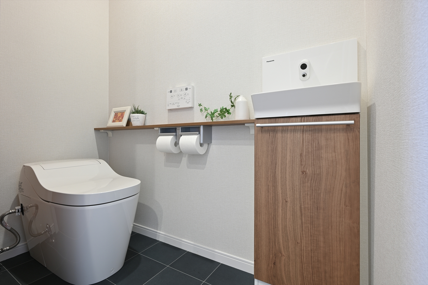 2階トイレと木目の手洗いカウンター