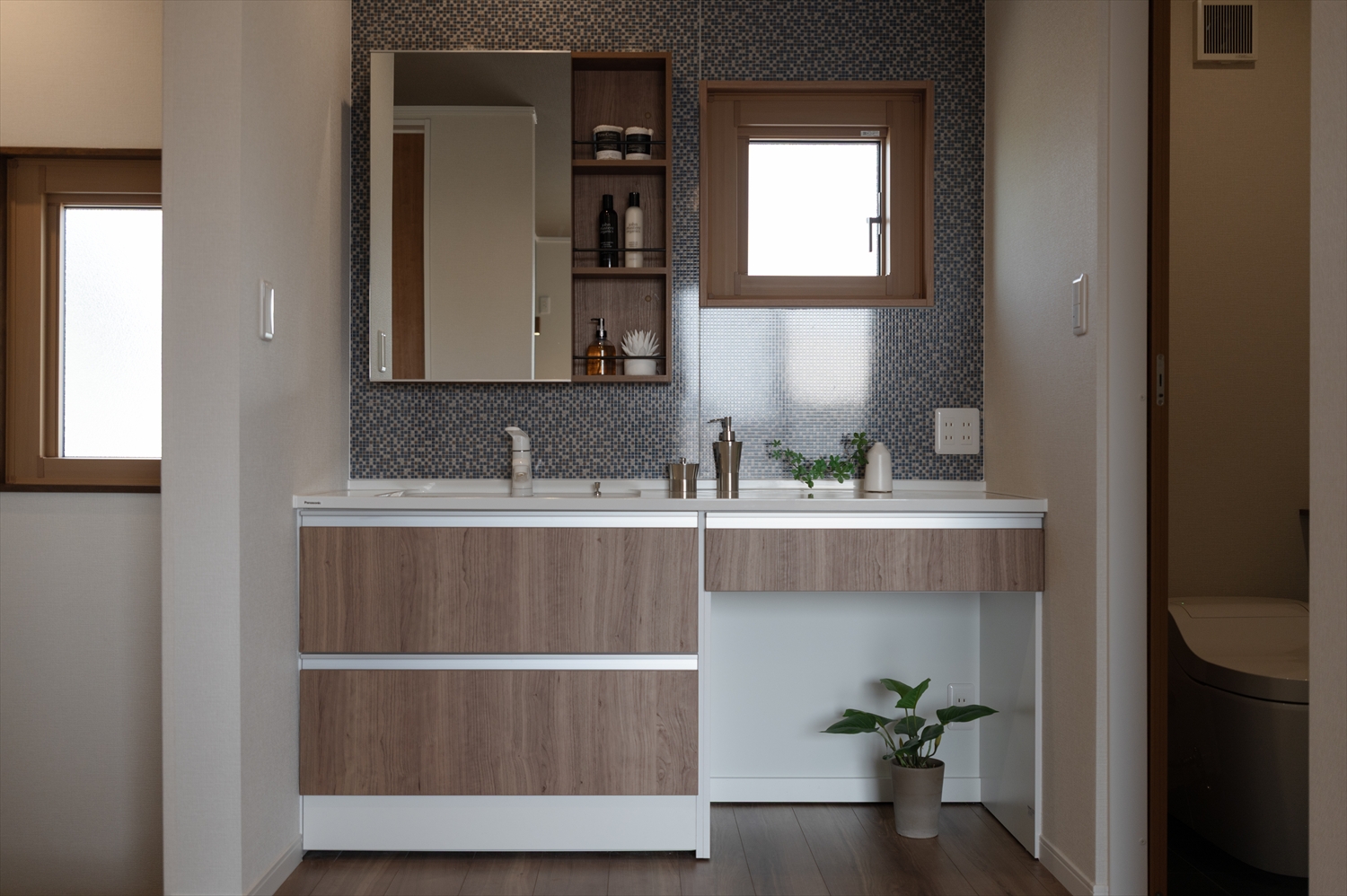 モザイクタイルが映える2階洗面スペース