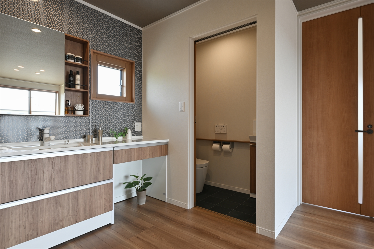 洗面とトイレが並ぶ2階の水回り