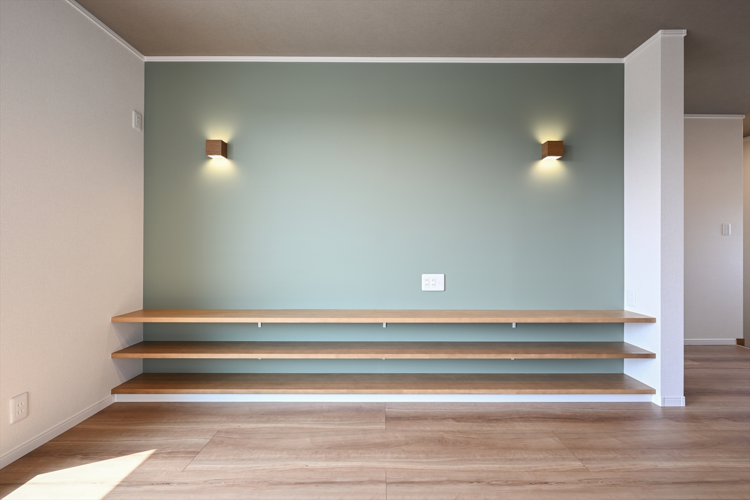 横長カウンターを設けた第2のリビングの壁面