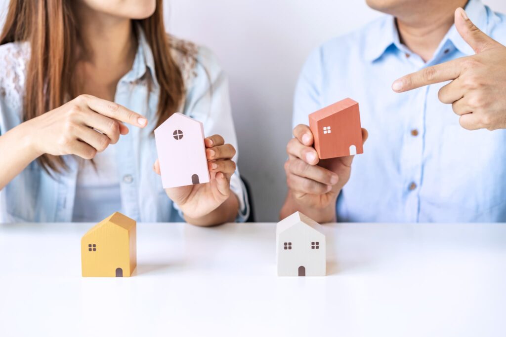 敷地条件と斜線制限を確認しながら注文住宅の形を検討する様子