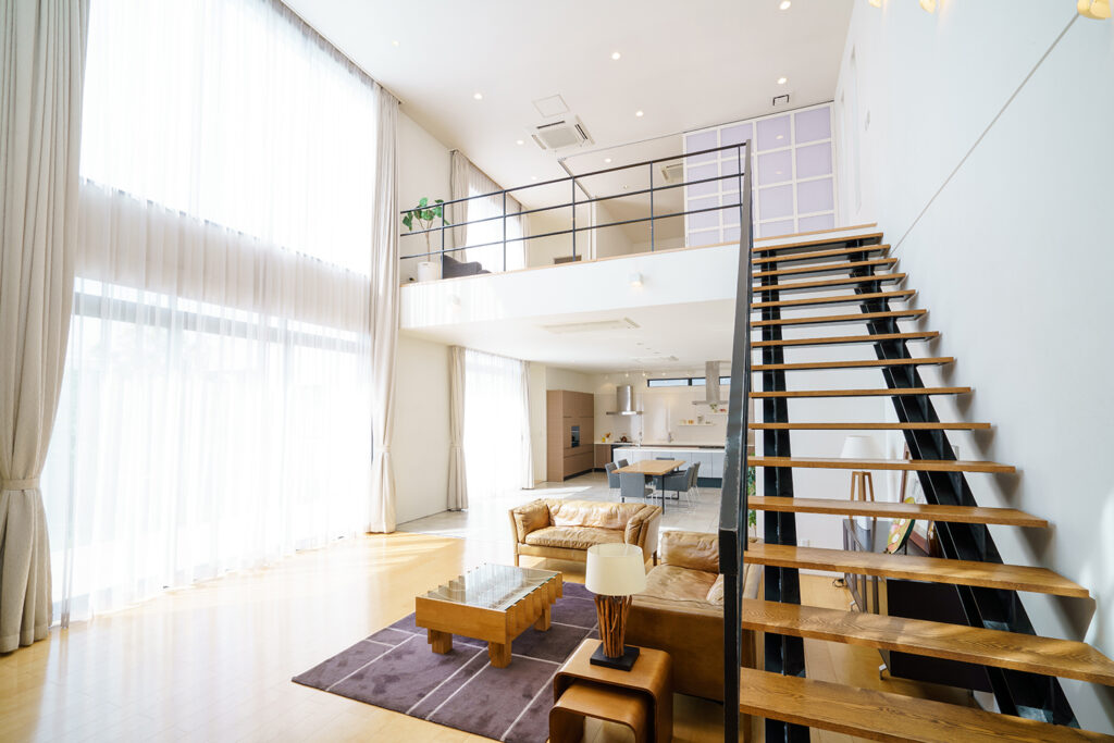 高窓から光が入る吹き抜け空間と日射を調整しやすい窓計画