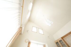 吹き抜けのある注文住宅で明るいリビングと2階ホールがつながる空間