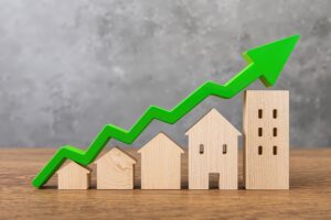 住宅価格が上がる時代に新築注文住宅のコストを見直す家族のイメージ