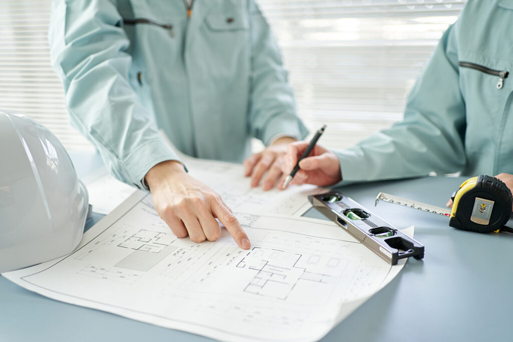 役所確認や都市計画図のイメージ写真 | アップルホーム 都市計画図と土地資料を見ながら確認する様子