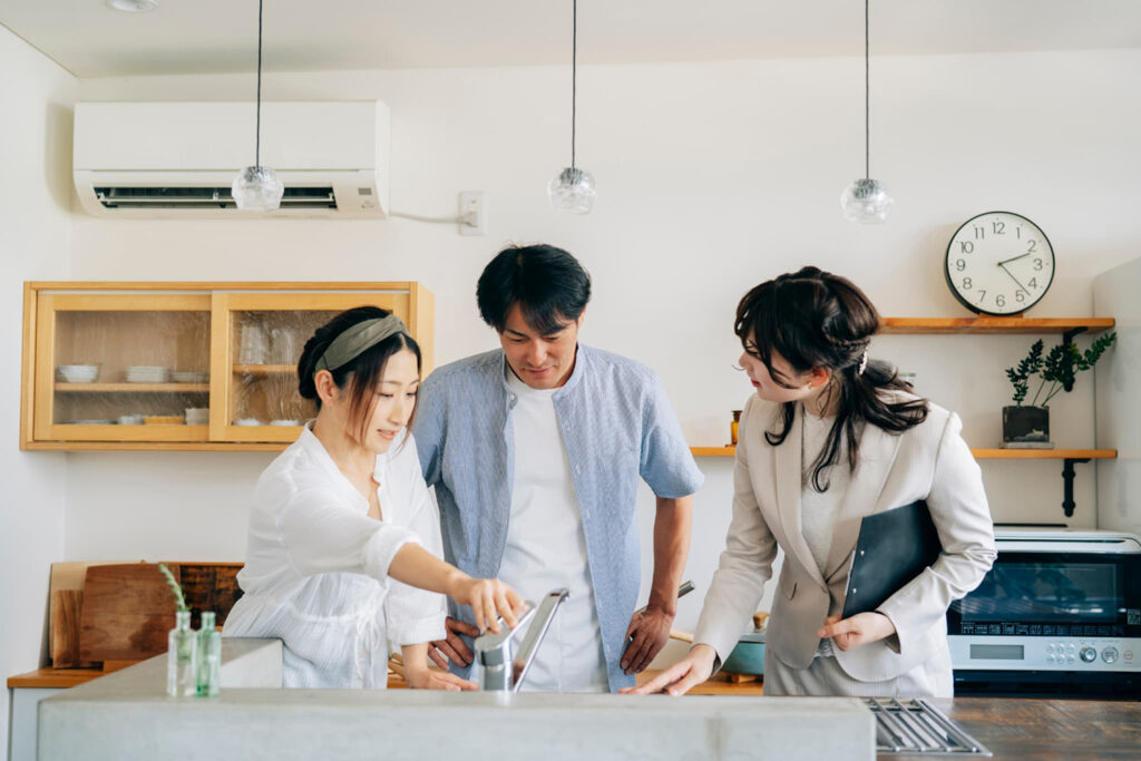 注文住宅の設備選びで掃除性やメンテナンス性を確認するイメージ