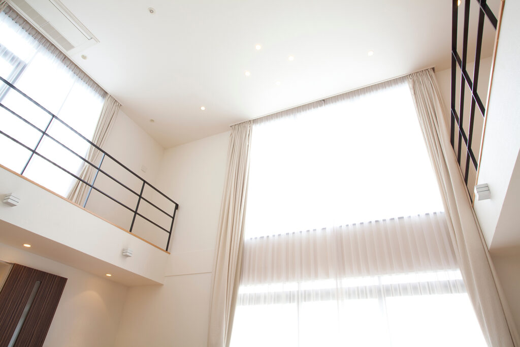 高窓から自然光が入る吹き抜けリビングの注文住宅
