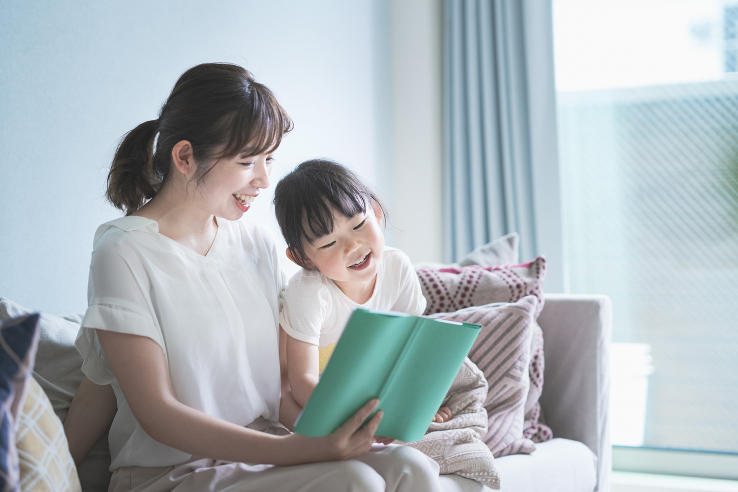 共働き夫婦がフラット35子育てプラスと固定金利の考え方を確認しているイメージ