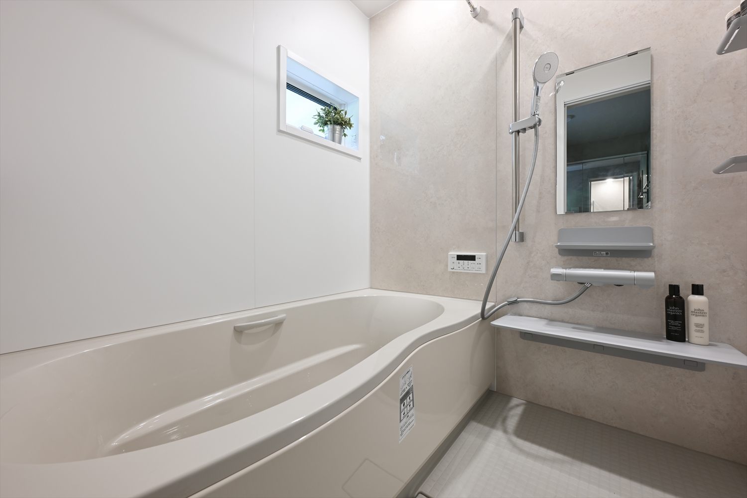 明るく落ち着いた浴室